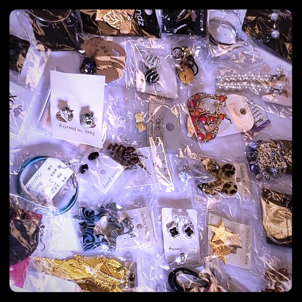 Lot # 5 ..nice .30 pairs of earring fir resale